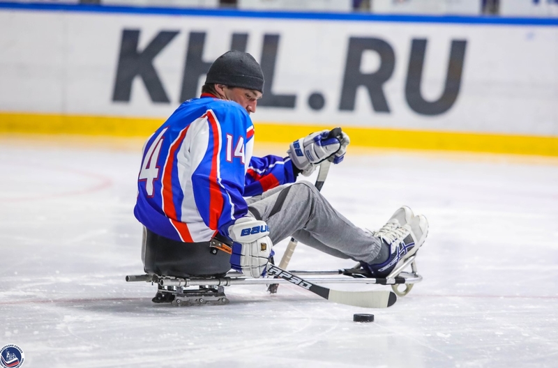 На фото: Александр в спортивной форме на льду занимается слэдж-хоккеем