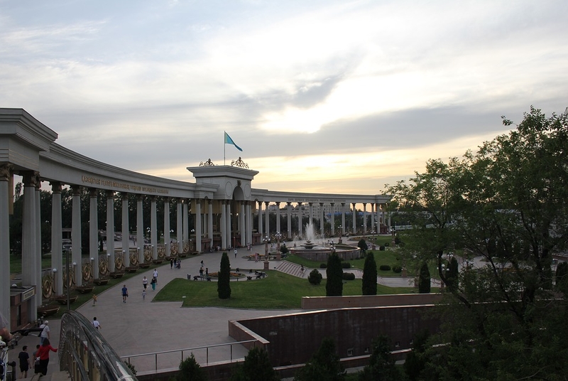 На фото: городской парк в Алма-Аты