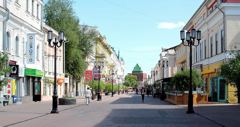 На фото: главная туристическая улица Нижнего Новгорода летним днем