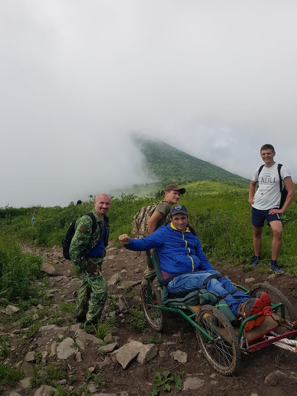 На фото: Артем Моисеенко вместе со спортсменами по пути на гору