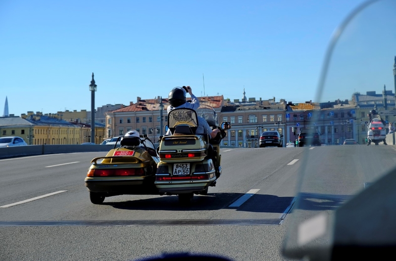 На фото: мотоциклы едут по мосту