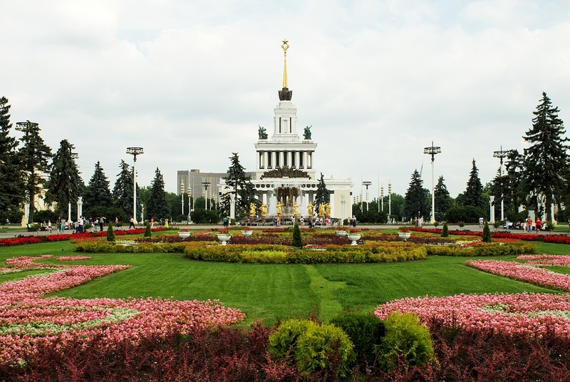На фото: павильоны ВДНХ, лужайка с цветами, лето