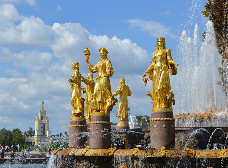 На фото: Золотые статуи фонтана Дружбы народов на ВДНХ, Москва