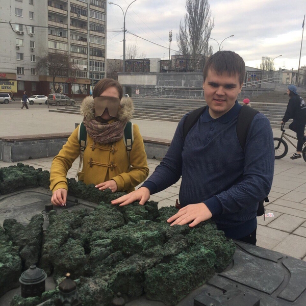 На фото: Владимир Васкевич вместе с девушкой-экскурсанткой изучают тактильный макет парка на улице Екатеринбурга
