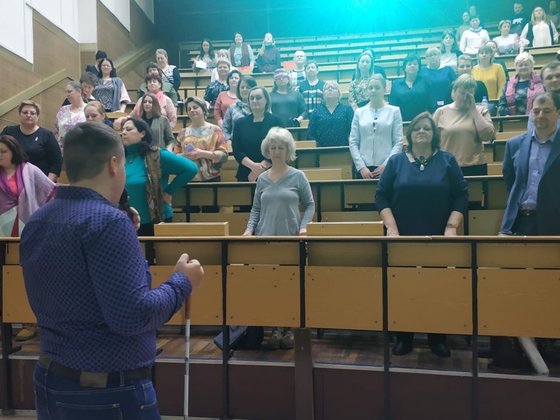 На фото: Владимир Васкевич выступает в аудитории перед участниками форума 