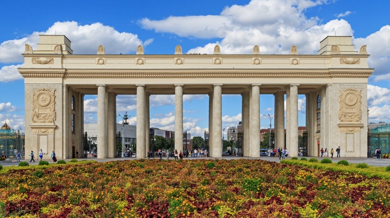 На фото: главный вход в Парк Горького, Москва