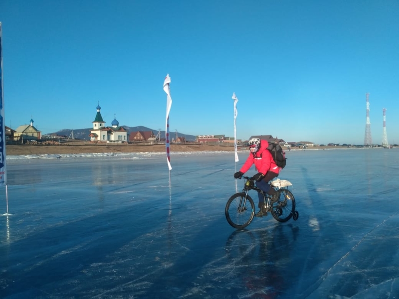 На фото: Наталья финиширует на велосипеде на льду Байкала