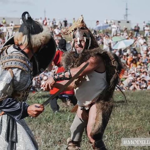 На фото: Дмитрий Курунов в латах на импровизированном ристалище сражается с другим воином. Историческая реконструкция