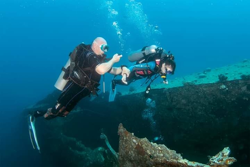 На фото: Дмитрий Курунов вместе с женщиной дайвером плывут под водой