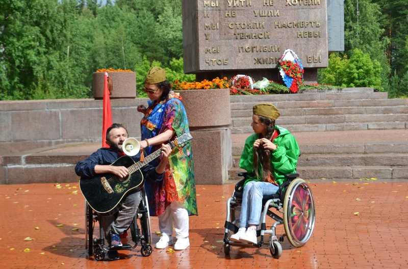 На фото: участники эстафеты на сцене выступают перед зрителями