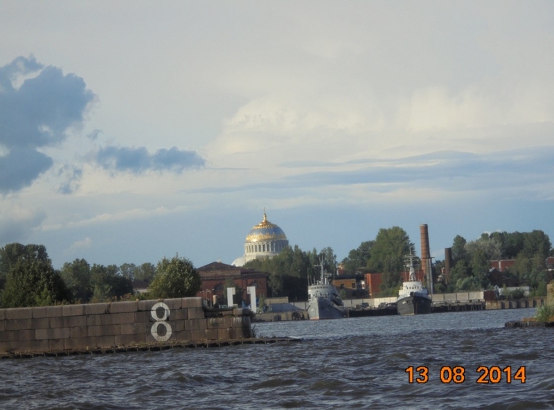 На фото: Кронштадт, финский залив, форт, вдали виден большой золотой купол Морского собора