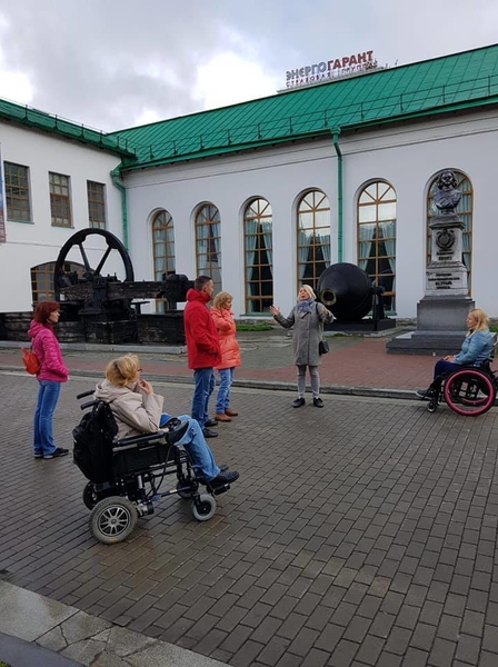 На фото: Ольга Небесная вместе с группой туристов на инклюзивной экскурсии в музее под открытым небом