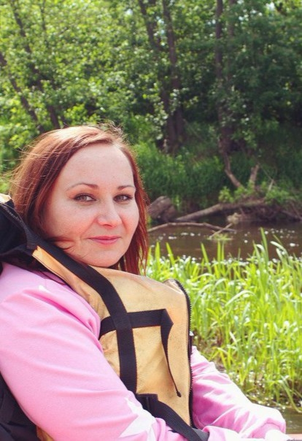 На фото: Елена Новикова в спасательном жилете на лодке во время сплава по реке