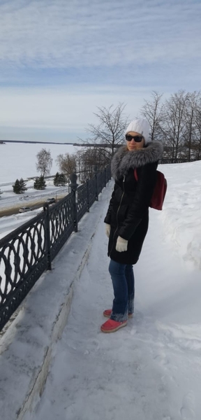На фото: зимний день, Евгения Малышко стоит на заснеженной набережной на берегу реки в Костроме