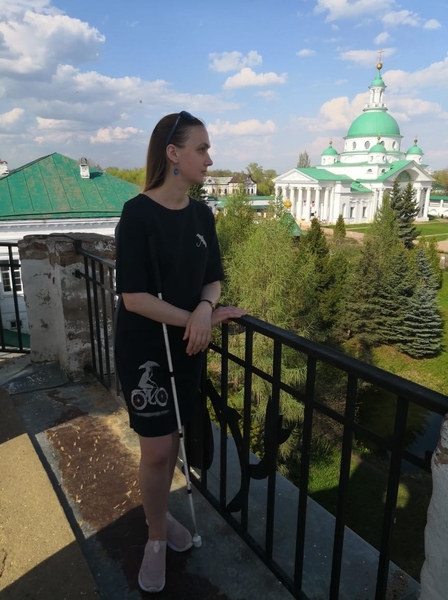 На фото: Ростов Великий. Евгения Малышко смотрит на белую церковь с зелеными куполами