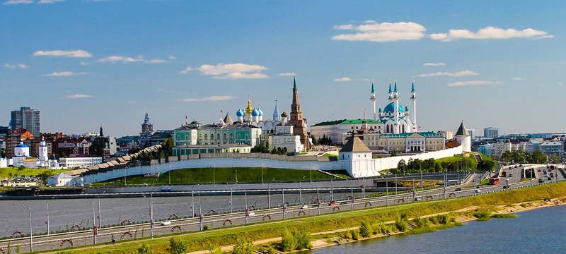 На фото: панорамный вид на Казанский Кремль с высоты. Белые крепостные стены, башни и купола сияют в свете солнца