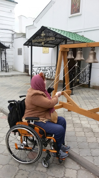 На фото: Марина Козикова на территории монастыря звонит в небольшие колокола