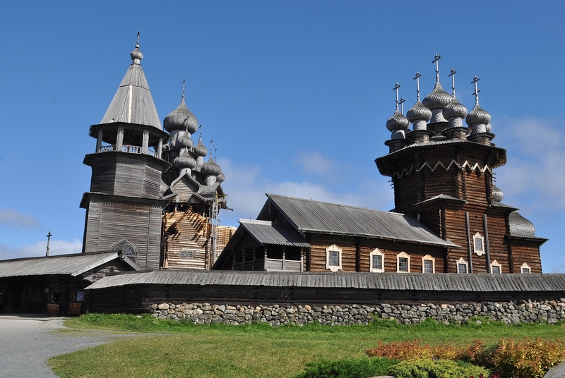 На фото: Кижский погост, деревянная церковь и звонница