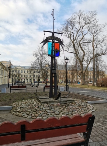 На фото: скульптурный герб города