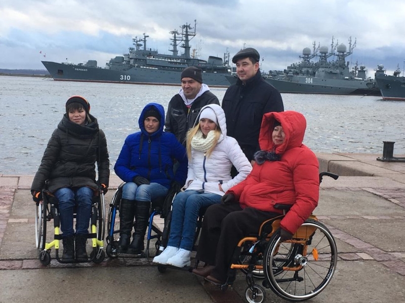 На фото: участники экскурсии на набережной Кронштадта