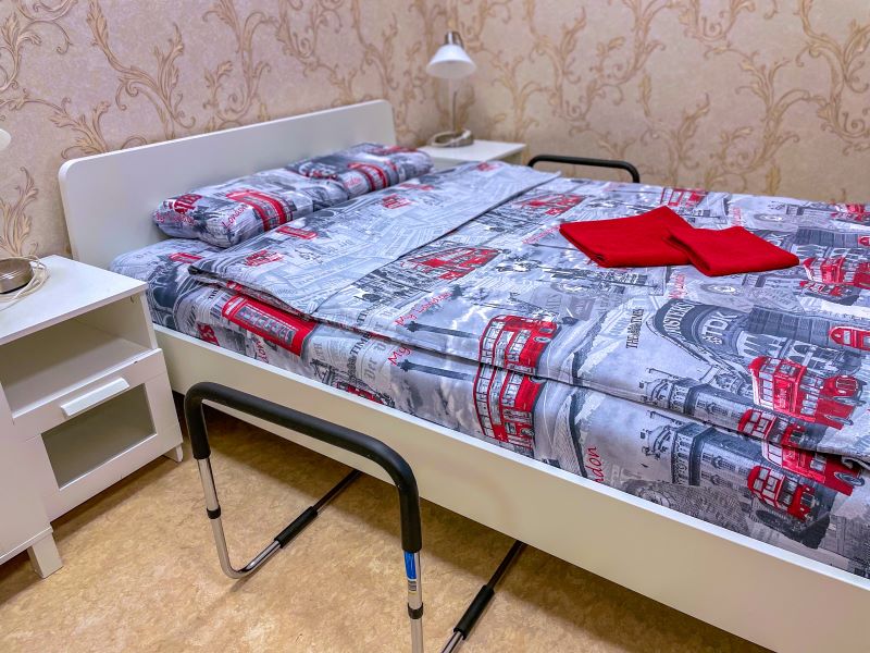 На фото: кровать в номере хостела Лондон