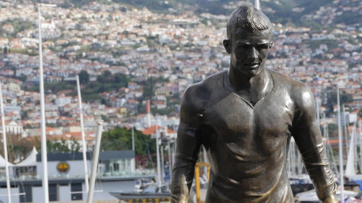 Image: Ronaldo bronze monument in front of the entrance to the museum