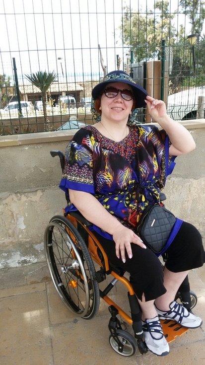 На фото: Марина К во время прогулки по набережной