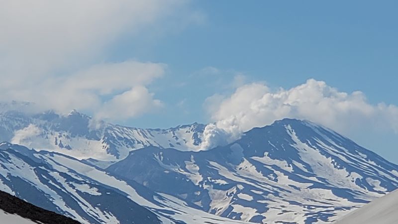 На фото: покрытые снегом вулканы на Камчатке