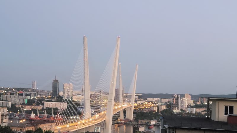 На фото: вантовый мост через бухту во Владивостоке