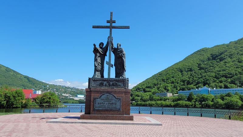На фото: памятник Петру и Павлу на берегу бухты в Петропавловске-Камчатском