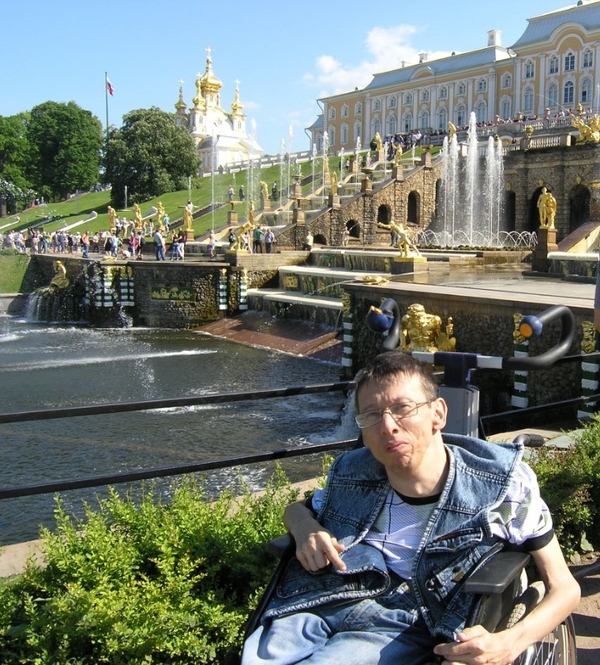 На фото: Максим Аркуша в Петергофе