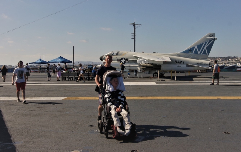 На фото: Олег с папой на летном поле в аэропорту