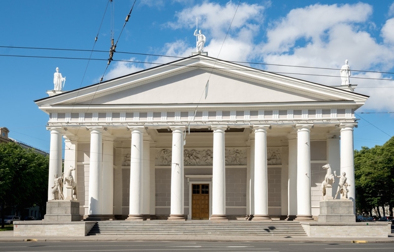 На фото: здание Манежа на Исаакиевской площади в Санкт-Петербурге - классическое здание с колоннами 