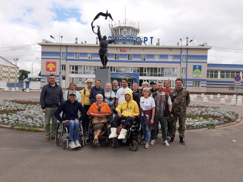 На фото: групповая фотография участников экспедиции на Маньпупунер в аэропорту