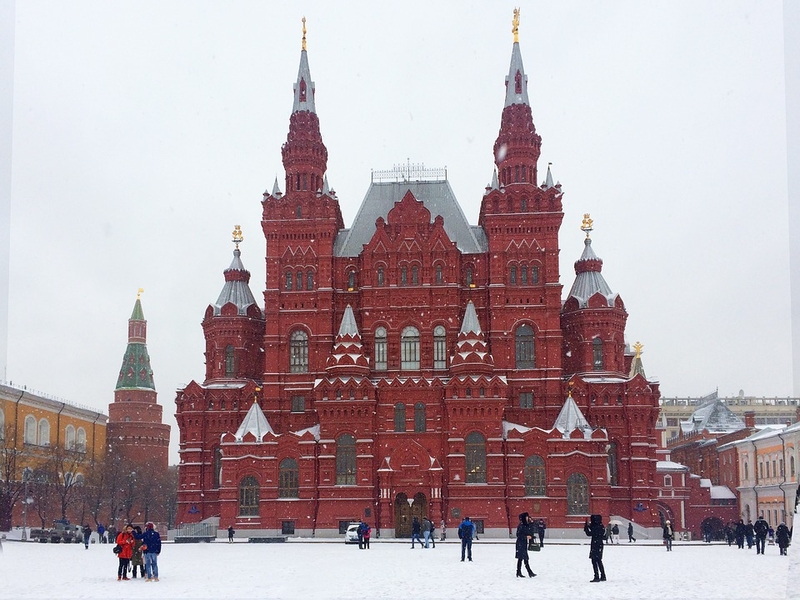На фото: здание исторического музея на Красной площади в Москве, зима, снег на площади