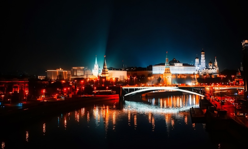 На фото: Москва ночью, Красная площадь, река, мост, все подсвечено ночными огнями