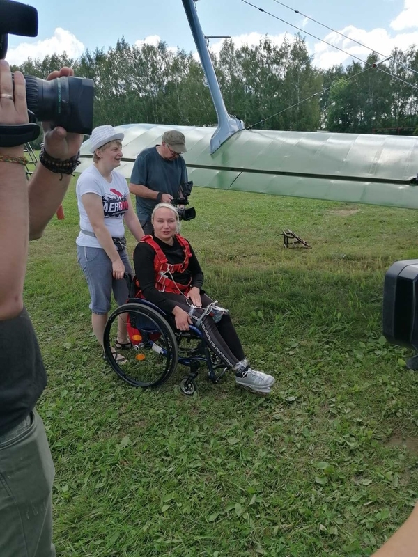 На фото: участница проекта на инвалидной коляске на летном поле