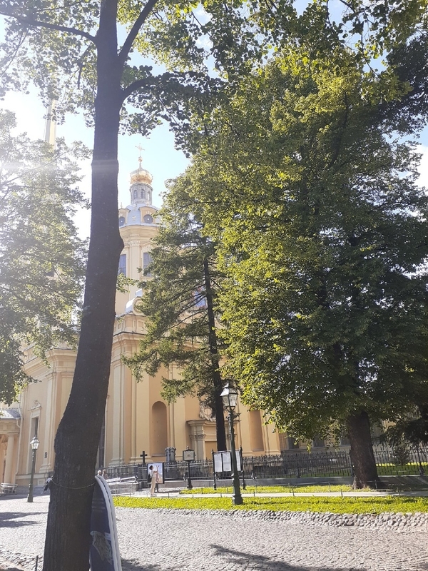 На фото: Петропавловский собор с золотым шпилем