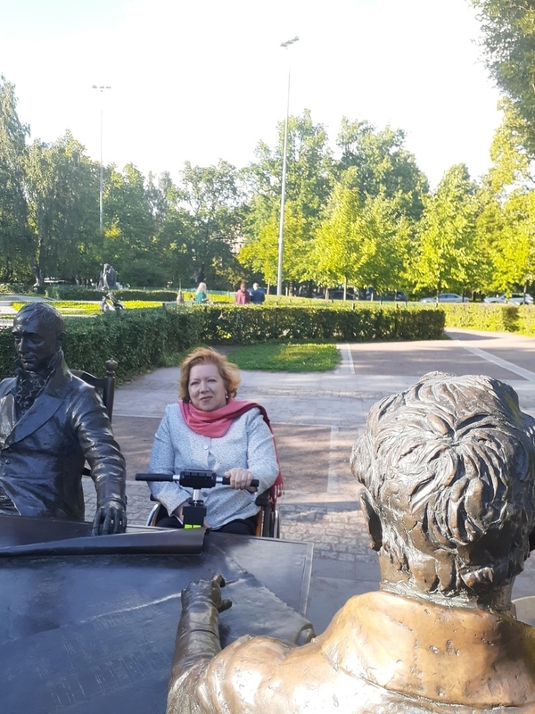 На фото: Марина Козикова у памятника Зодчим