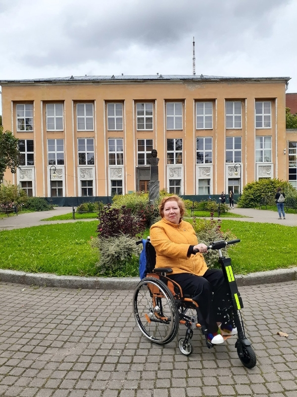 На фото: Марина Козикова на коляске с приставкой во время прогулки по Ботаническому саду