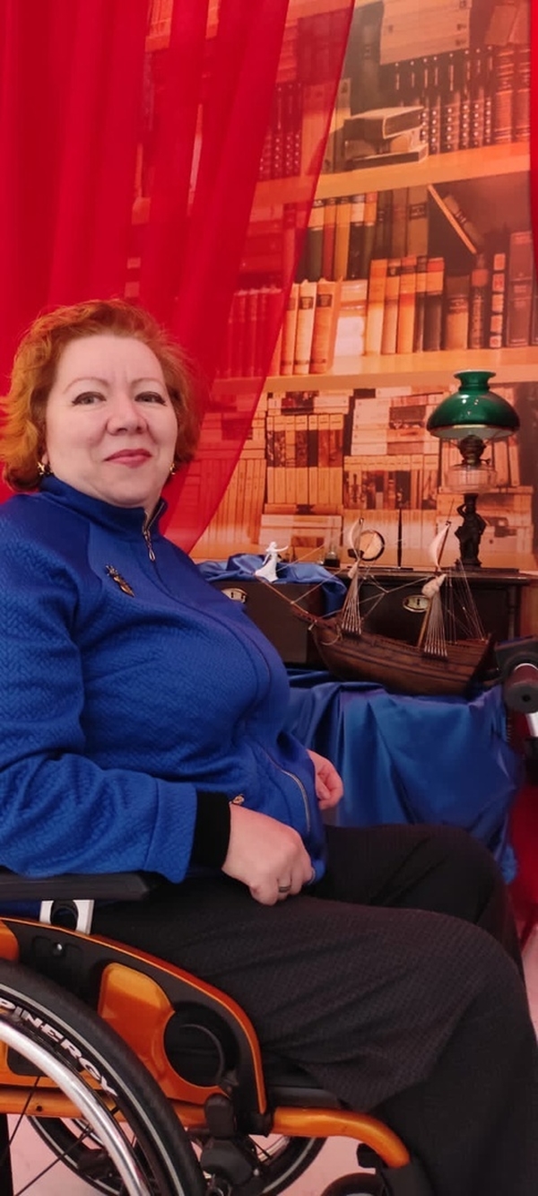 На фото: Марина Козикова на коляске за столиком в кафе