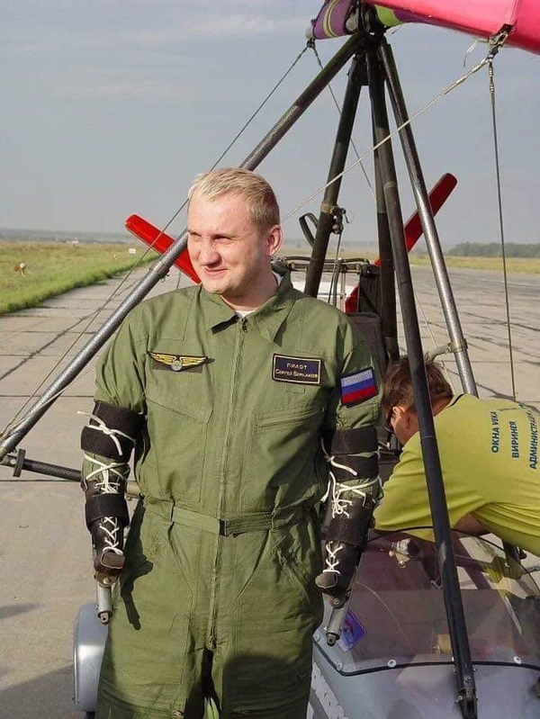 На фото: Сергей Бурлаков в форме возле мотодельтаплана