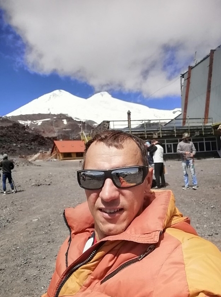 На фото: Сергей Екименко во время восхождения на Эльбрус