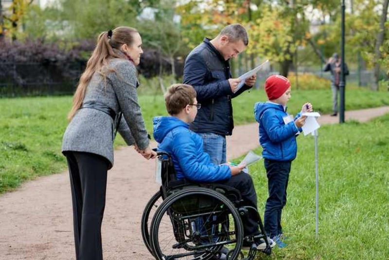 На фото: семья с детьми в лесу на соревнованиях по трейло