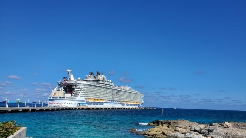 На фото: Большой белый лайнер Oasis of the Seas стоит у причала в Карибском море