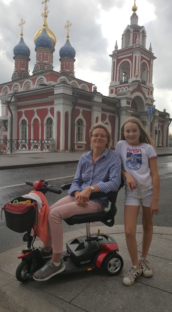 На фото: Юлия Ричардсон на скутере с дочкой-подростком возле храма в Москве