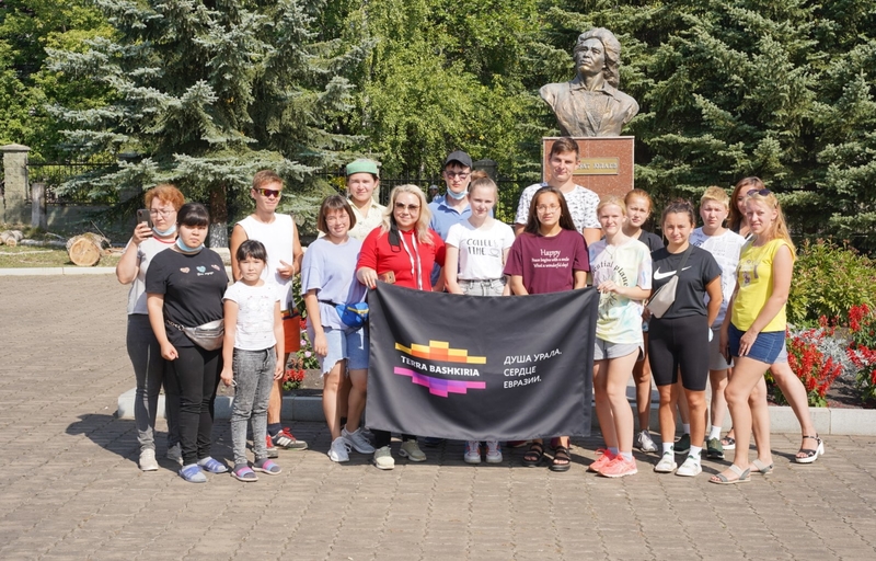 На фото: участники сплава фотографируются возле памятника Салавату Юлаеву на территории музея
