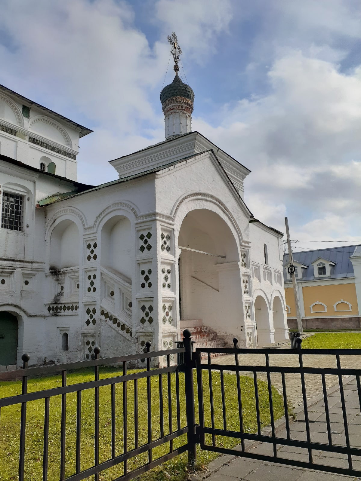 На фото: старинная церковь с куполами