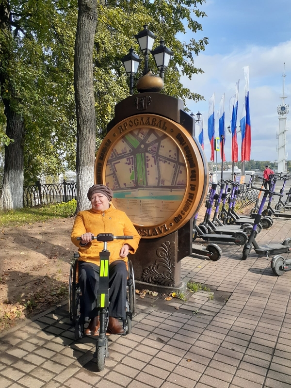 На фото: Марина К у стелы с картой Ярославля