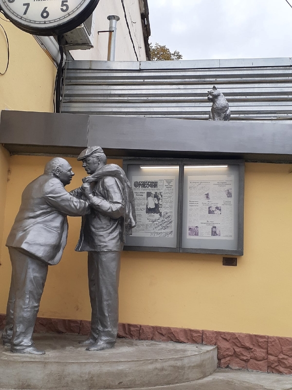 На фото: памятник в Ярославле - бронзовые фигуры героев Леонова и Куравлева из фильма "Афоня"